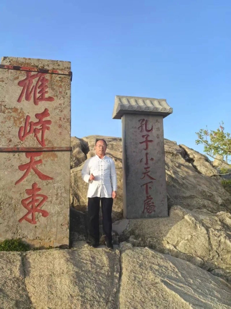 1749606903980848.jpg 趙總-泰山之巔.jpg